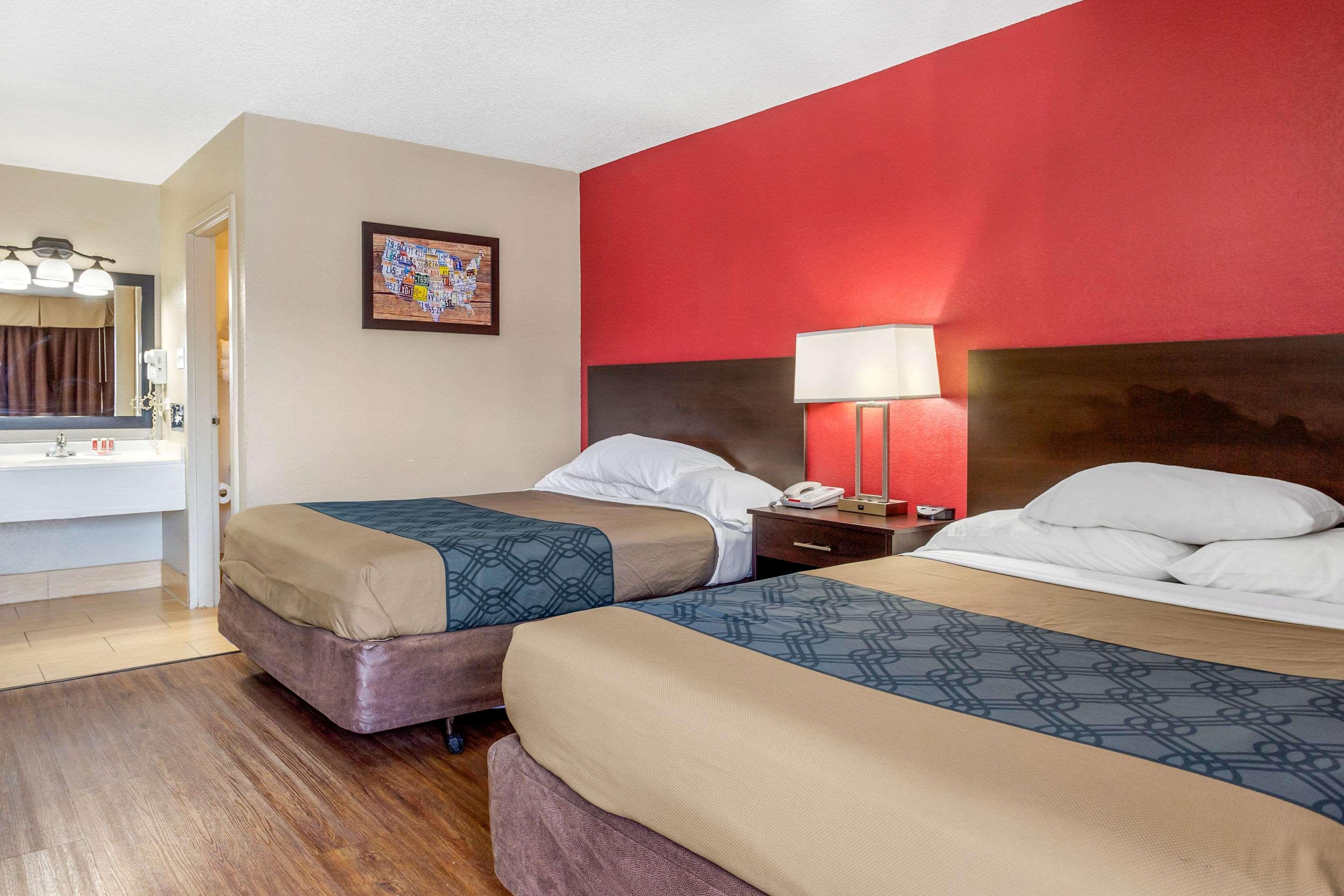 Econo Lodge Shorewood Dış mekan fotoğraf